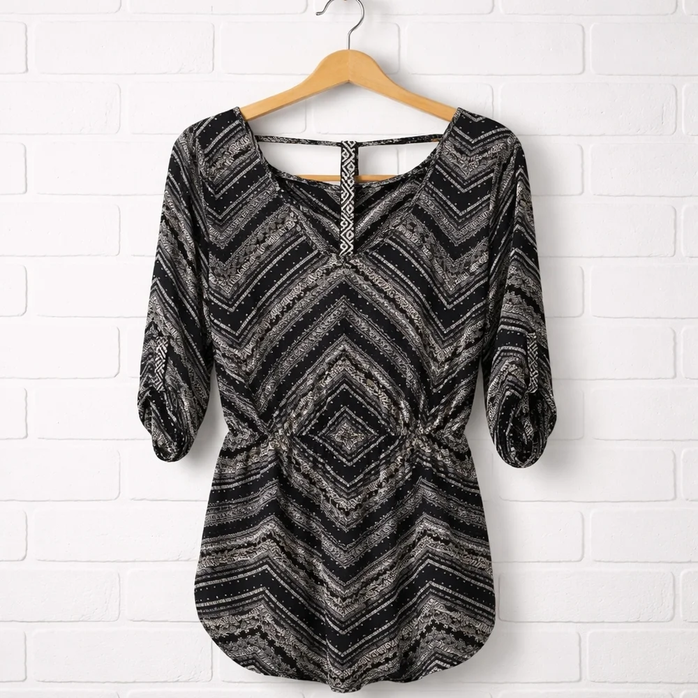 Maurices Black Patterned V‑Neck Blouse Size Small Great Condition
